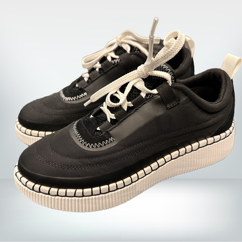 Women’s Cougar Waterproof Lace Up Shoes 7 1/2